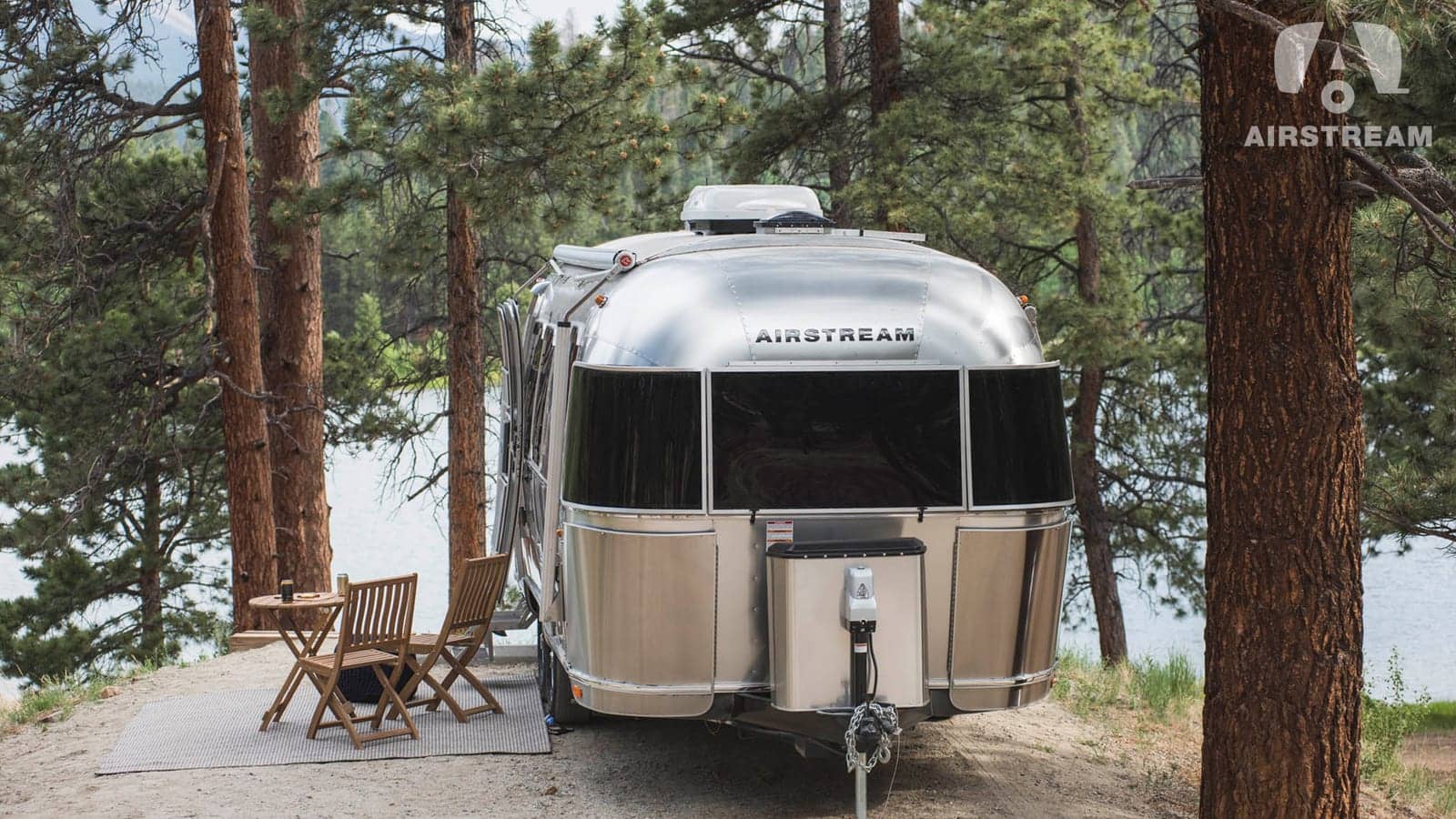 Туристичний трейлер Airstream у лісовому кемпінгу
